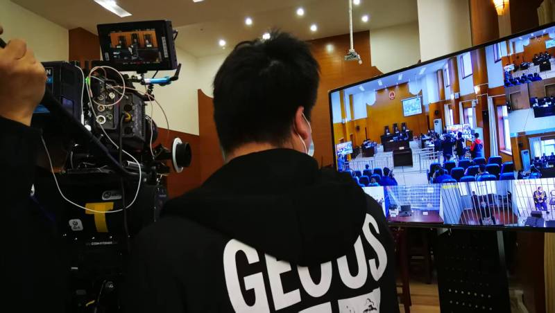 AI生成VS人工创意——龙城区广告片拍摄公司的技术浪漫主义实践